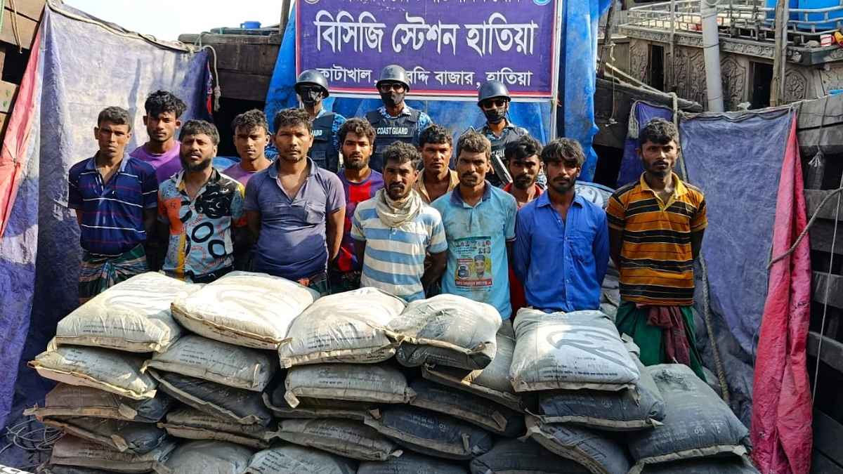 মায়ানমারে পাচারকালে ৫৯৫ বস্তা সিমেন্টসহ আটক ১২