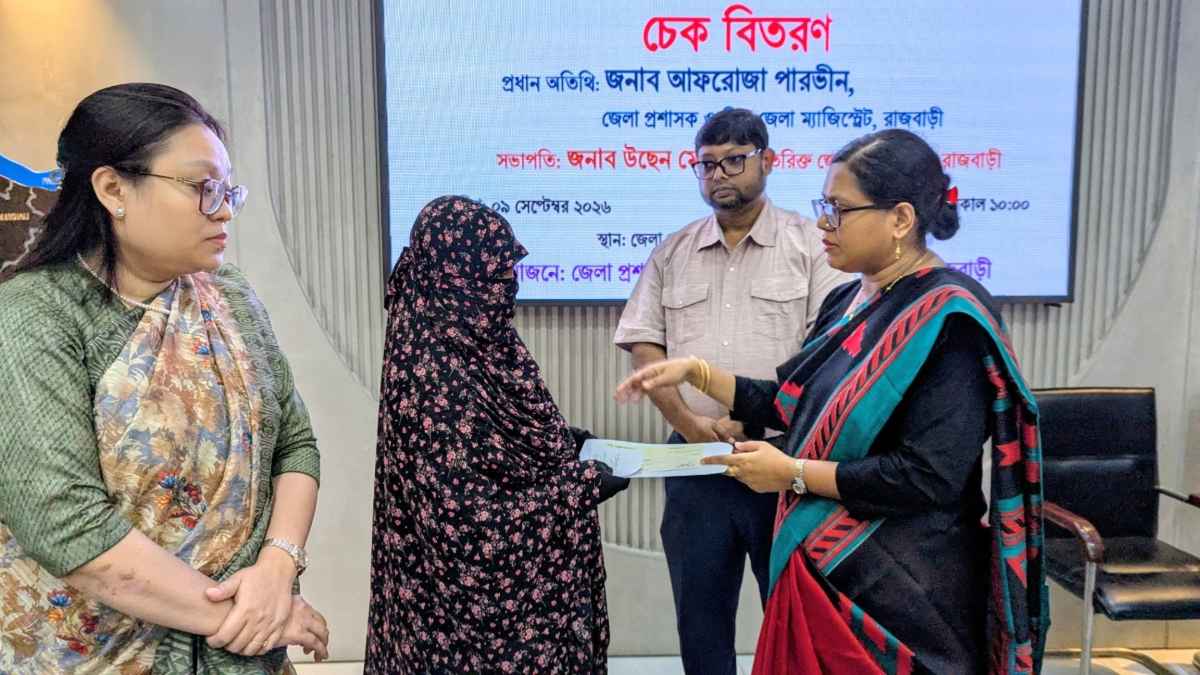 রাজবাড়ীতে সড়ক দুর্ঘটনায় ক্ষতিগ্রস্ত ১৩ পরিবার পেল আর্থিক সহায়তা
