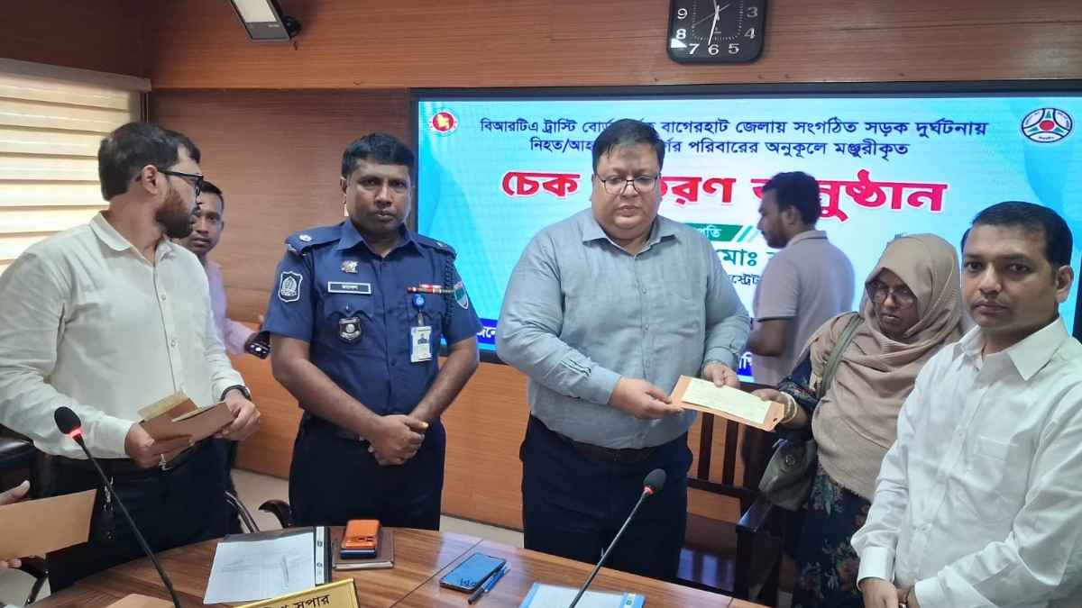 বাগেরহাটে সড়ক দুর্ঘটনায় হতাহতদের পরিবারকে আর্থিক সহায়তা
