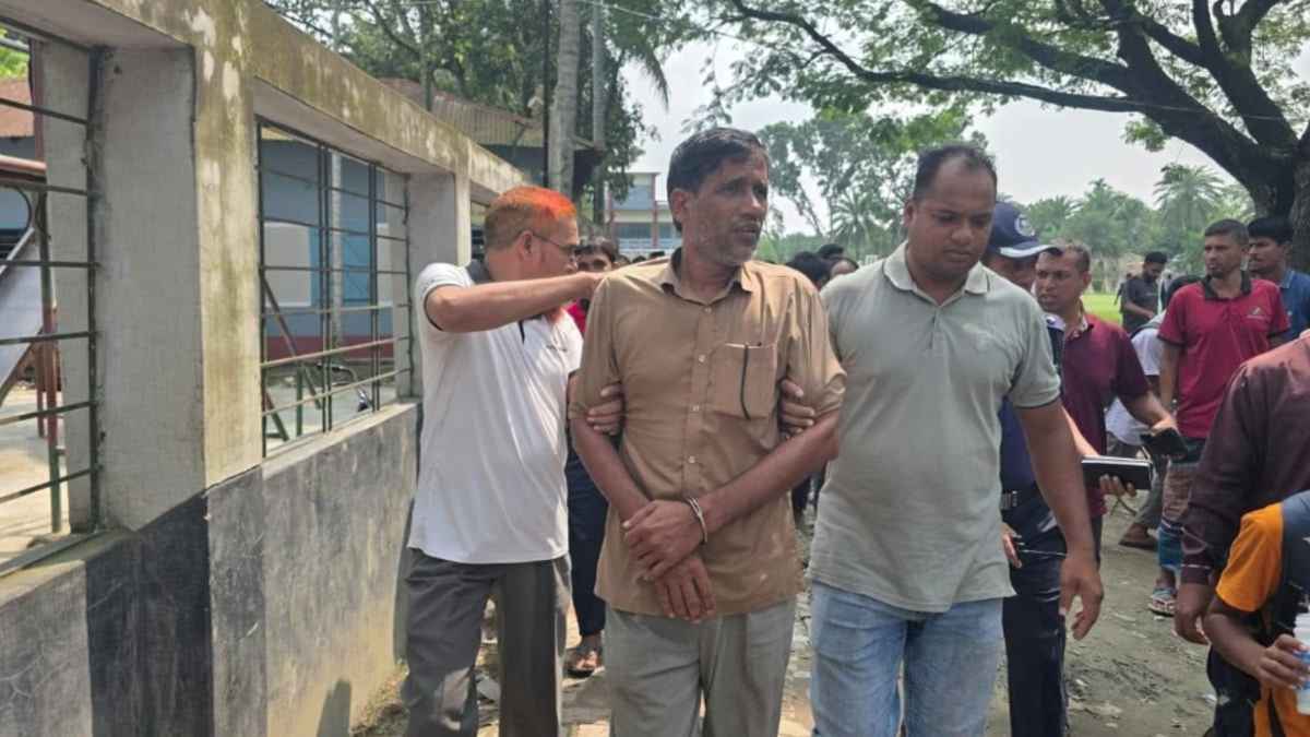 ইসলাম নিয়ে কটূক্তি, শিক্ষককে পুলিশে দিলো শিক্ষার্থীরা