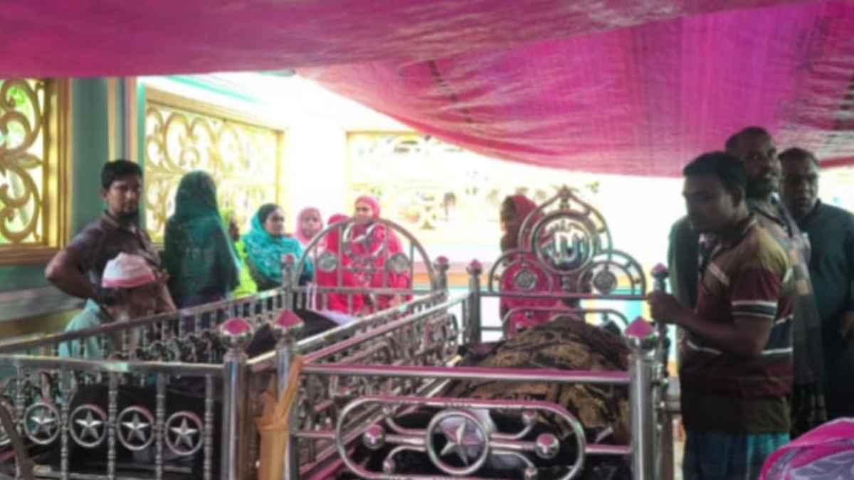 পাশাপাশি কবরে শায়িত হলেন বাবা-ছেলে
