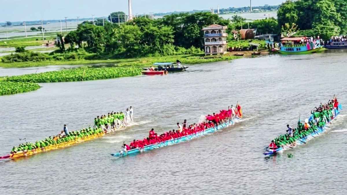 বৈঠার ছলাৎ ছলাৎ শব্দে মুখর শান্ত তিতাস, দর্শনার্থীদের উপচেপড়া ভিড়