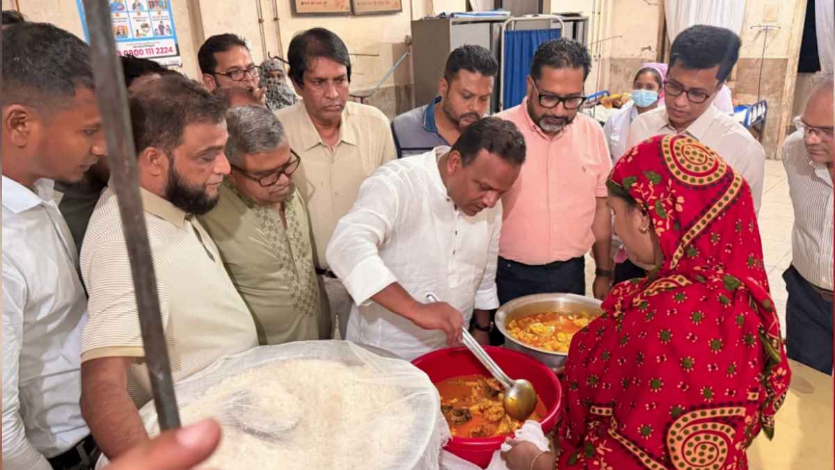 পিরোজপুর সদর হাসপাতালে রোগীদের খোঁজ নিলেন দুই প্রতিমন্ত্রী