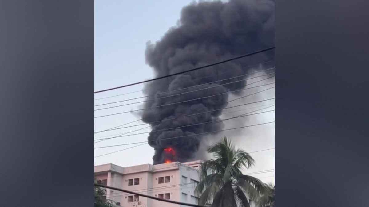 ময়মনসিংহ মেডিকেল কলেজ হাসপাতালে আগুন, নিয়ন্ত্রণে ৪ ইউনিট