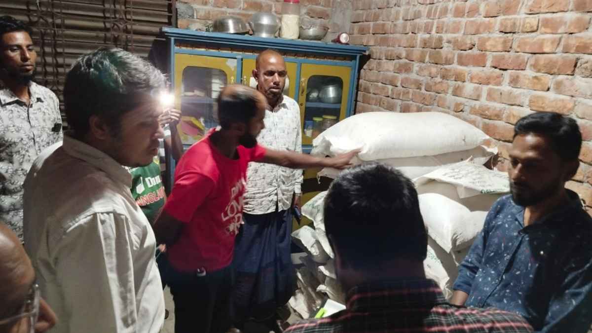 তেঁতুলিয়ায় দুই অভিযানে ৫৮ বস্তা সার জব্দ