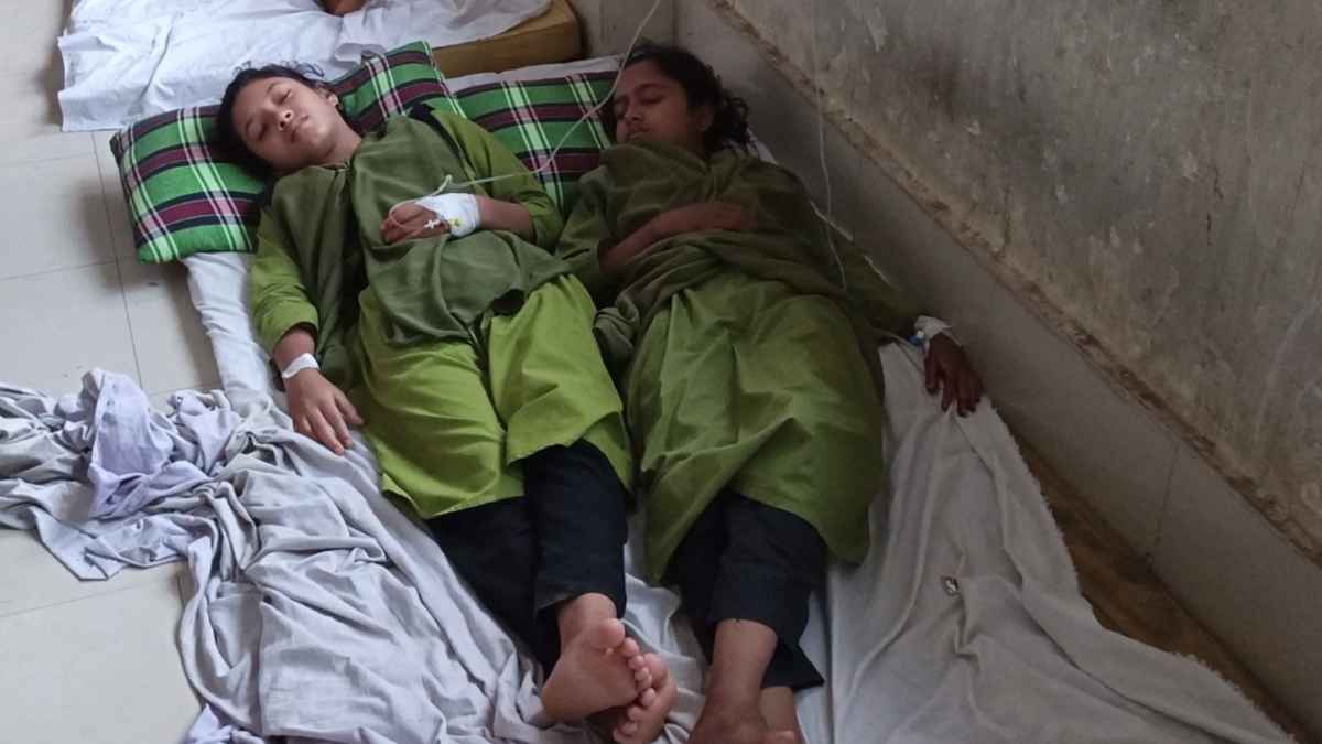 জয়পুরহাটে ক্লাসে ২৫ শিক্ষার্থী অসুস্থ, ৩ জনের অবস্থা আশঙ্কাজনক