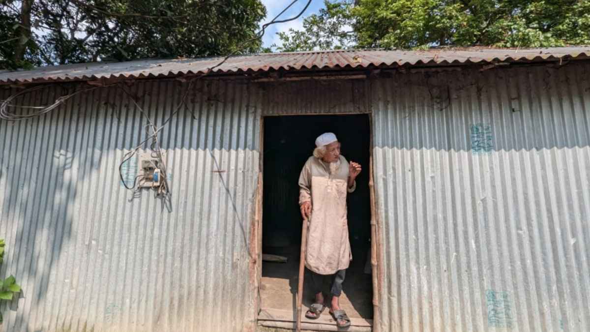 একসময়ের শিক্ষক-ইমাম, দিন কাটে এখন ভাঙা ঘরে