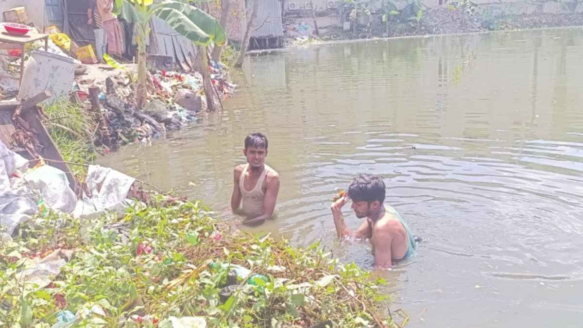 ‘মাদক সেবনে’ শাস্তি, পুকুর পরিষ্কারে নামানো হলো দুই যুবককে