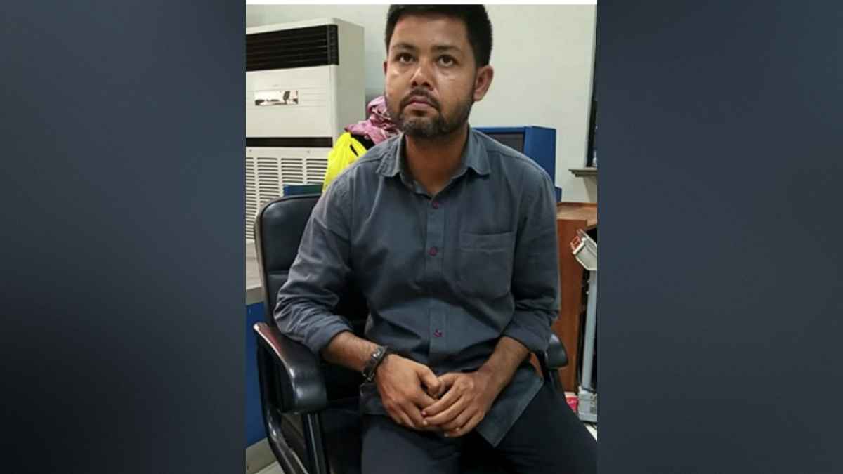 শাহ আমানতে কোটি টাকার স্বর্ণ জব্দ, যুবক আটক