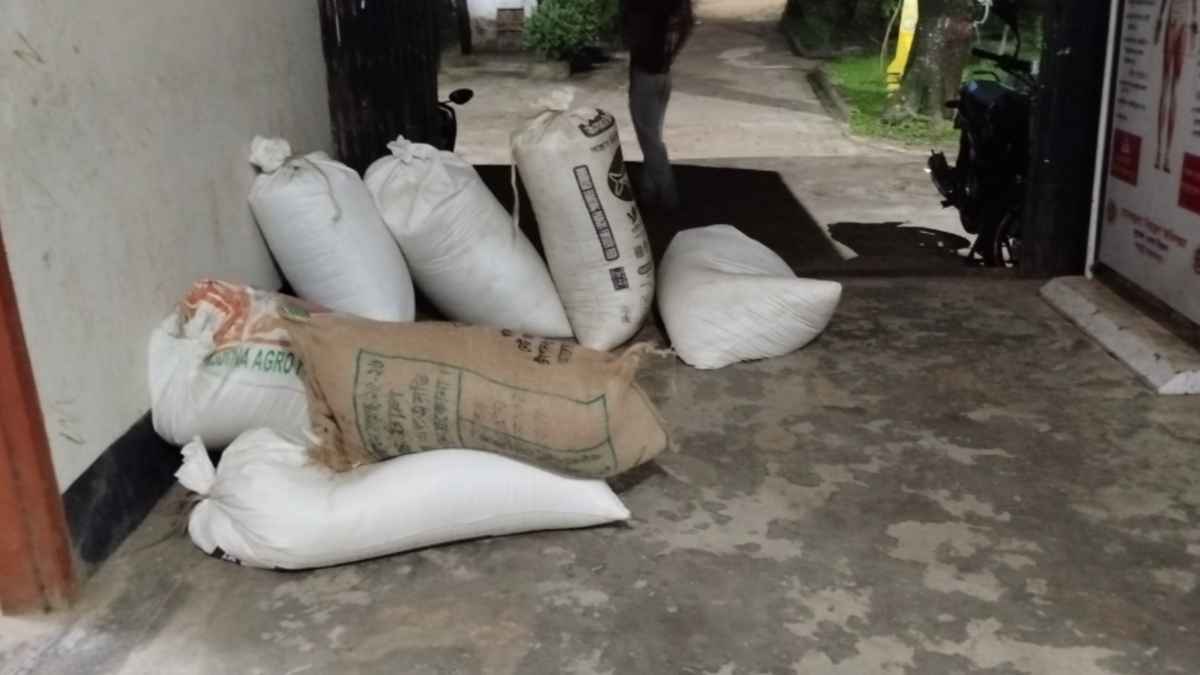রাতের আঁধারে পাচারকালে ১১ বস্তা সরকারি চাল জব্দ
