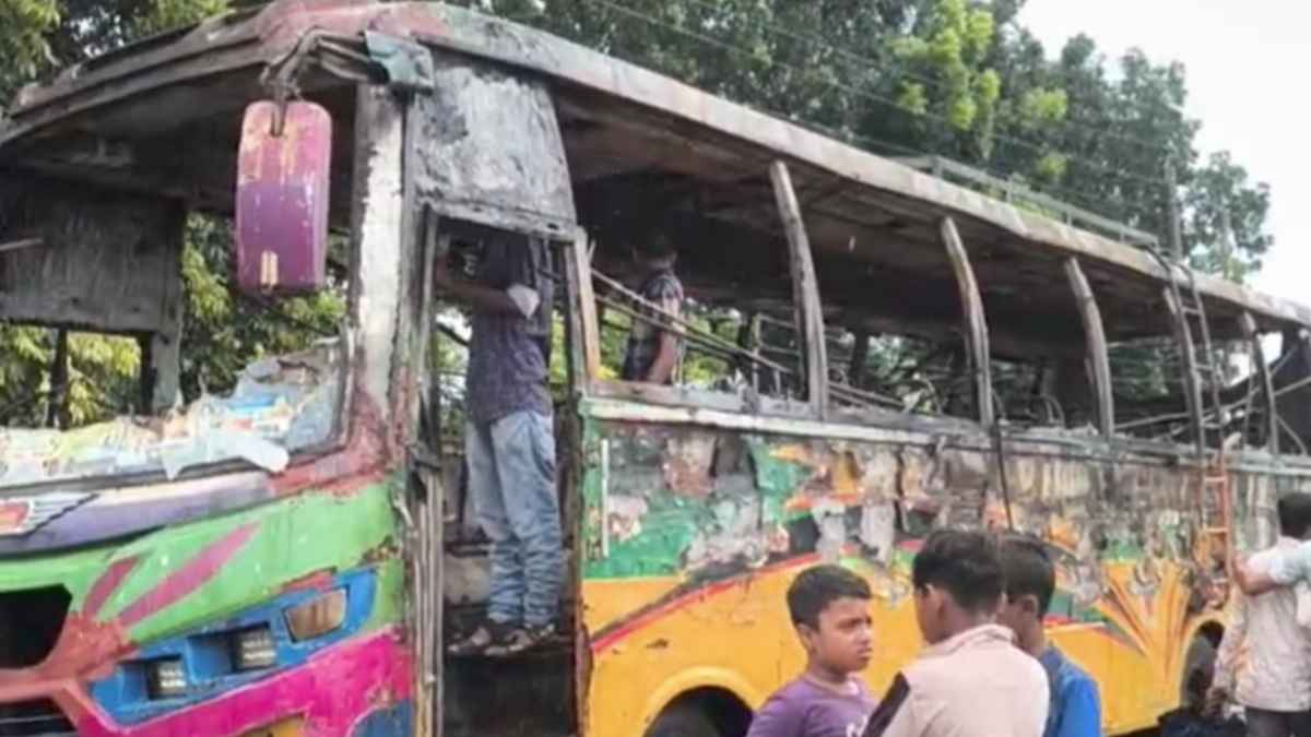 দৌলতদিয়া বাস টার্মিনালে দাঁড়িয়ে থাকা বাসে আগুন