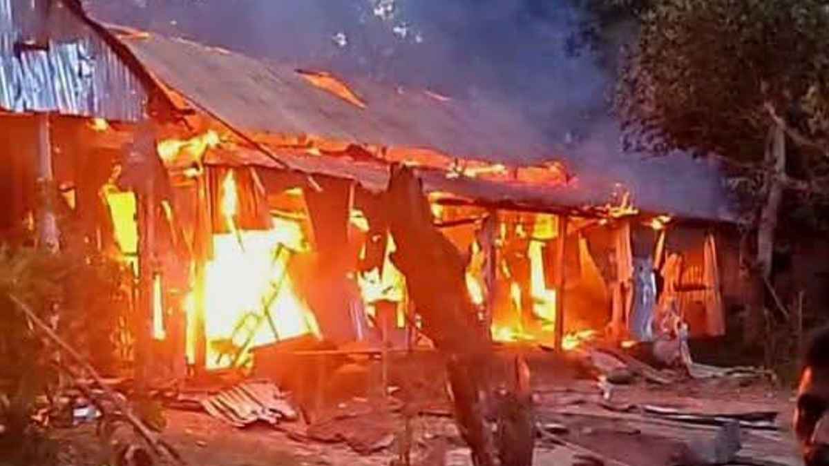 ছেলেকে জিম্মি করে মাকে ‘দলবেঁধে ধর্ষণ’, ৪ আসামির বাড়িতে ভাঙচুর-আগুন