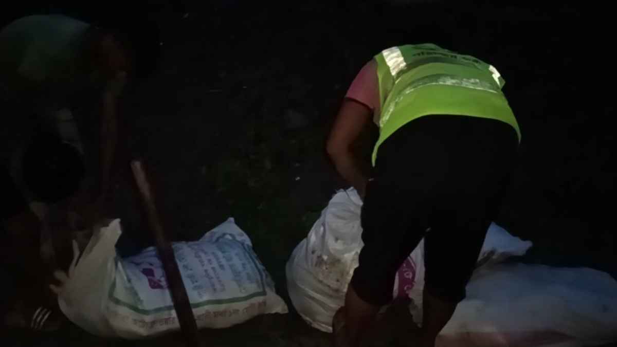 কসাইয়ের বাড়িতে ১ হাজার কেজি হাঁসের পচা মাংস, ৫ হাজার টাকা জরিমানা
