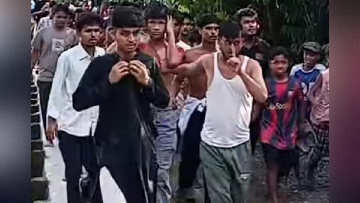 অভিযুক্ত জাহিদুলকে আটক করেছে এলাকাবাসী। ছবি: ঢাকা মেইল