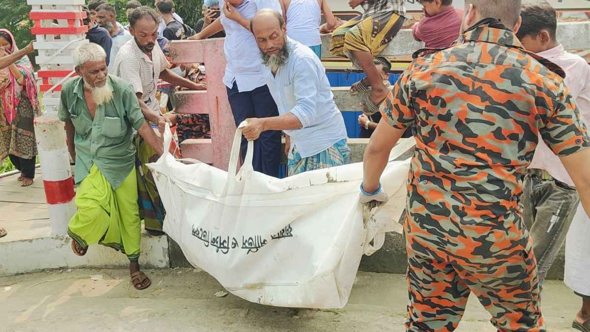 মেঘনায় ট্রলারডুবি: তিন সন্তানের পর মিলল বাবার মরদেহ