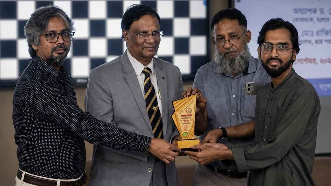 যবিপ্রবিসাসের ‘বর্ষসেরা প্রতিবেদক’ ঢাকা মেইলের তারেক