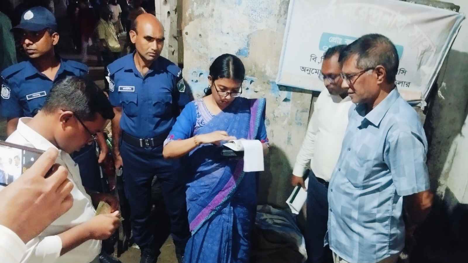 নাটোরে সরকারি সার অবৈধ বিক্রি, ব্যবসায়ীকে ৮০ হাজার টাকা জরিমানা