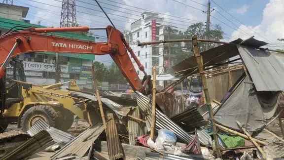 ফরিদপুরে সড়কের জায়গা দখল, দুইশতাধিক অবৈধ স্থাপনা গুড়িয়ে দিলো প্রশাসন