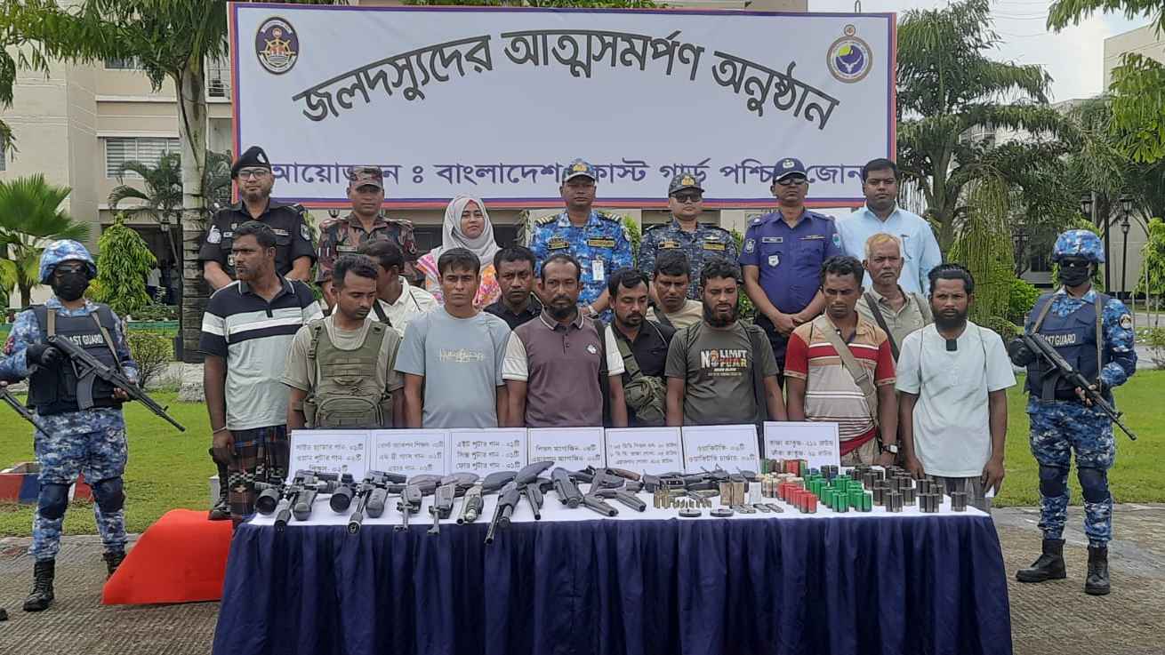 সুন্দরবনে ১২ বনদস্যুর আত্মসমর্পণ, অস্ত্র-গোলাবারুদ উদ্ধার
