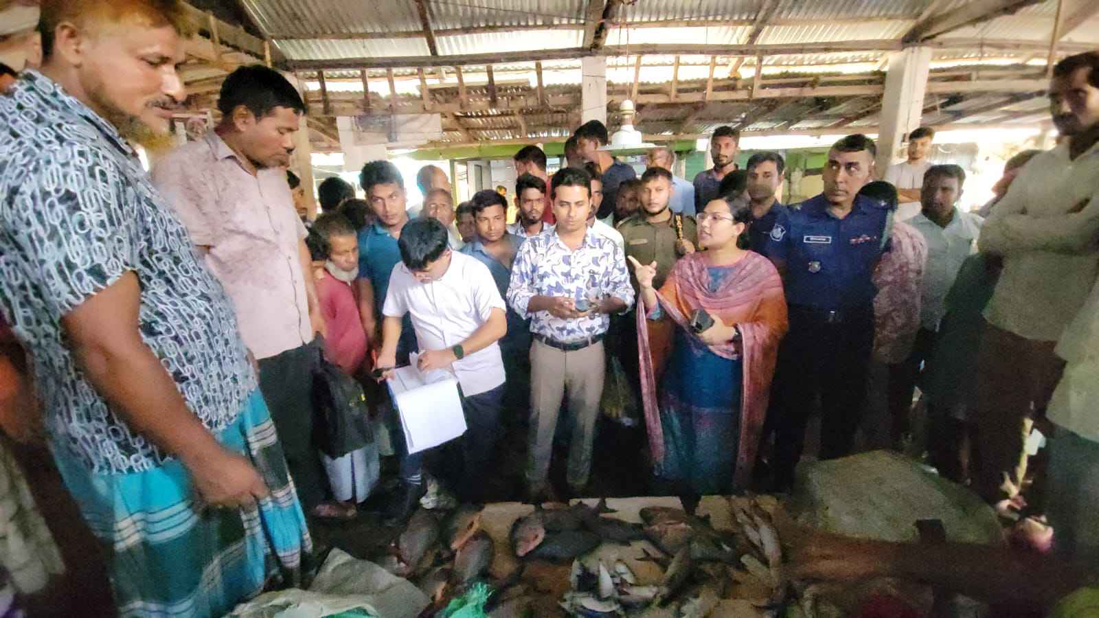 নীলফামারীতে নিষিদ্ধ পিরানহা বিক্রির দায়ে তিন ব্যবসায়ীকে জরিমানা