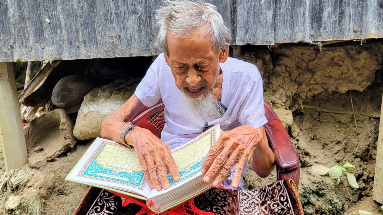 চশমা ছাড়াই কোরআন পড়েন ১২৩ বছর বয়সি আব্বাস প্রামানিক