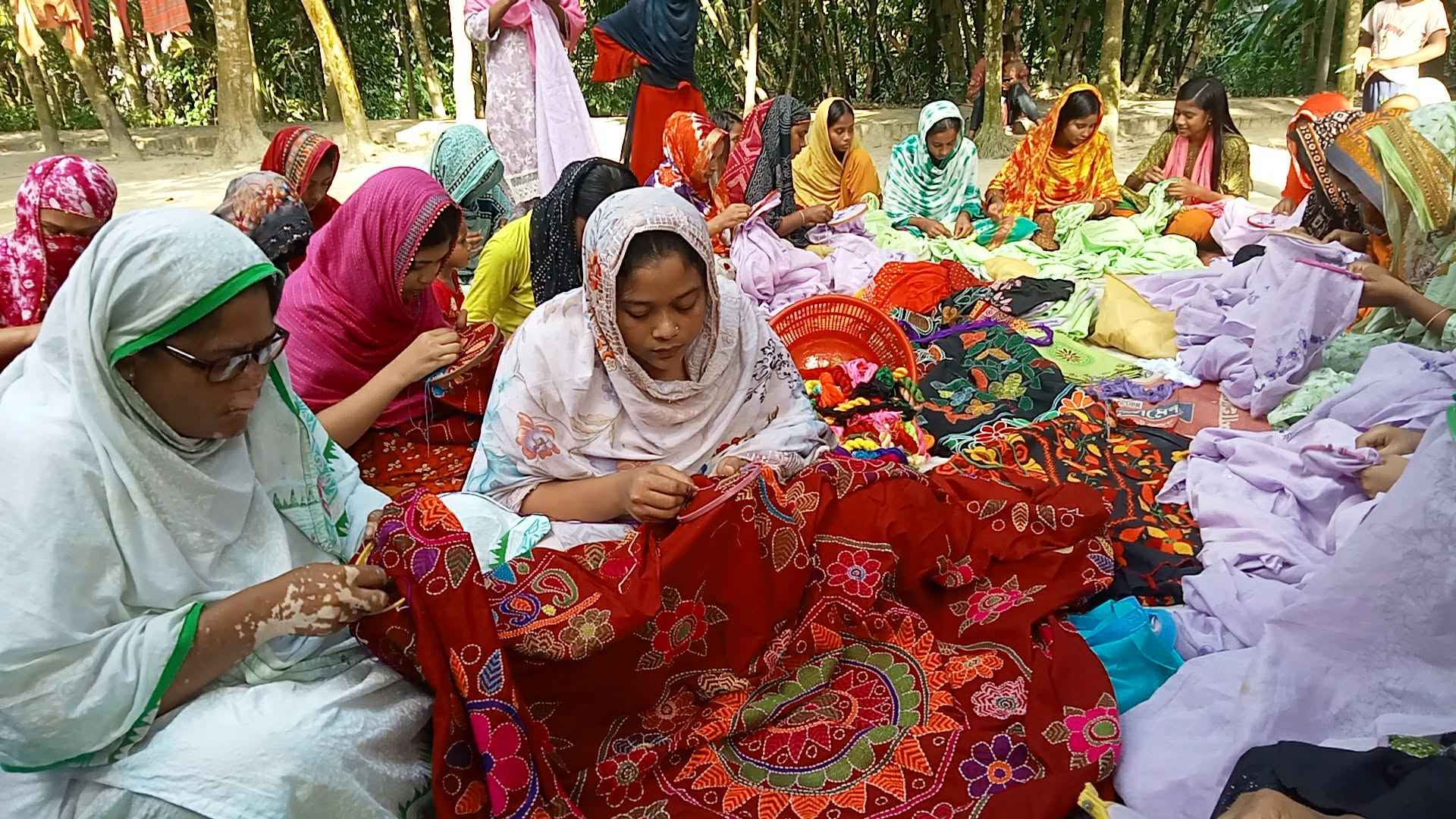মা-মায়ের হাতে সুঁই-সুতায় ভাগ্য বদল, কাজ পেয়েছেন ২০০ নারী