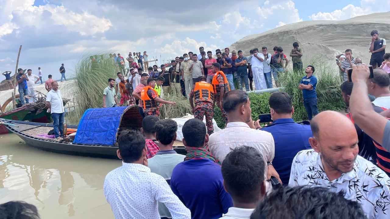 হার্ডিঞ্জ ব্রিজের পিলারে নৌকার ধাক্কা, ৩৫ ঘণ্টা পর রকির লাশ উদ্ধার