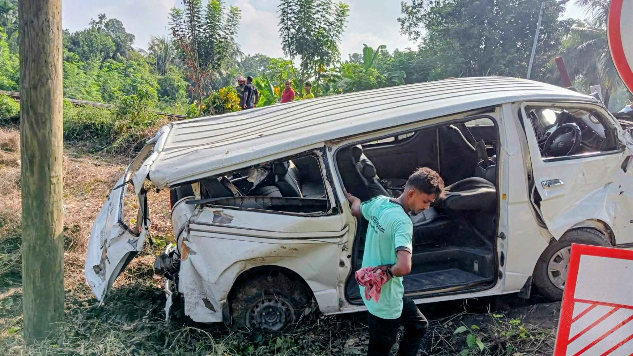নাটোরে ট্রেনের ধাক্কায় দুমড়ে-মুচড়ে গেল মাইক্রোবাস