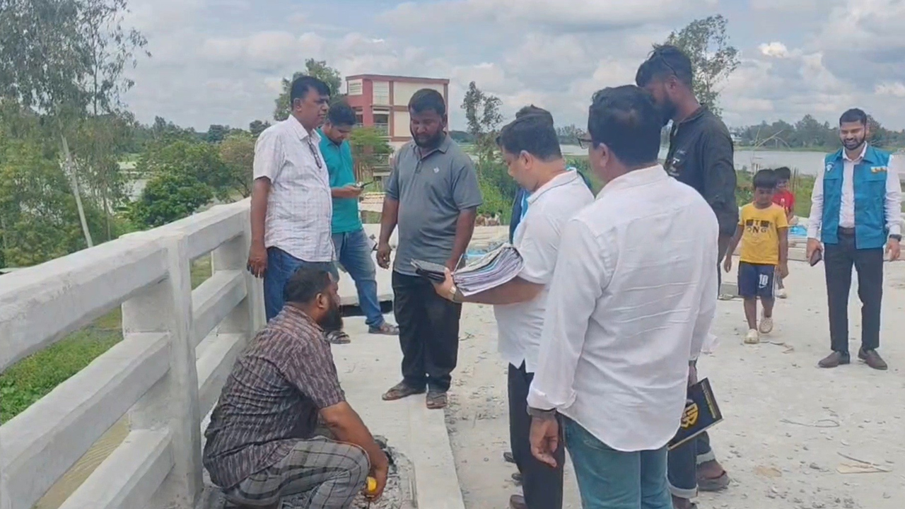 টাঙ্গাইলের বাসাইলে সেতুর ফুটপাতের স্ল্যাব ঢালাইয়ে রডের পরিবর্তে বাঁশ ব্যবহার। ছবি- ঢাকা মেইল