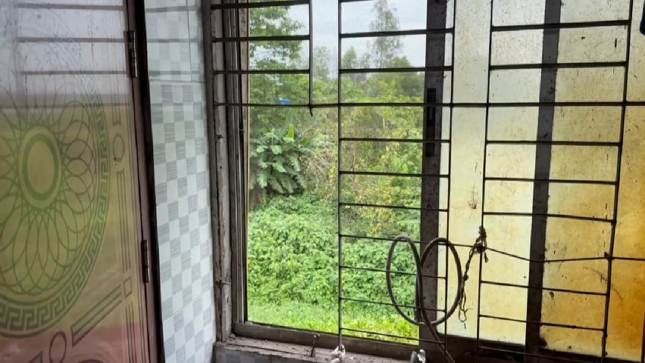 ঢাকার ধামরাইয়ে একটি চীনা মালিকানাধীন ব্যাটারি কারখানার টয়লেটের জানালার গ্রিল কেটে ৭০ লক্ষ টাকা লুটের অভিযোগ। ছবি- ঢাকা মেইল