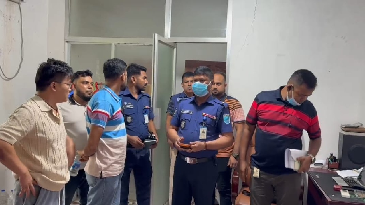 ঢাকার ধামরাইয়ে একটি চীনা মালিকানাধীন ব্যাটারি কারখানায় ৭০ লক্ষ টাকা লুটে ঘটনাস্থল পরিদর্শনে পুলিশ। ছবি- ঢাকা মেইল