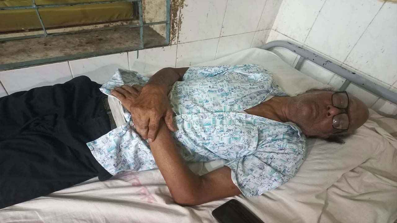 প্রবীণ সাংবাদিক গোকুল রায়কে মারধরের অভিযোগ, আটক ১