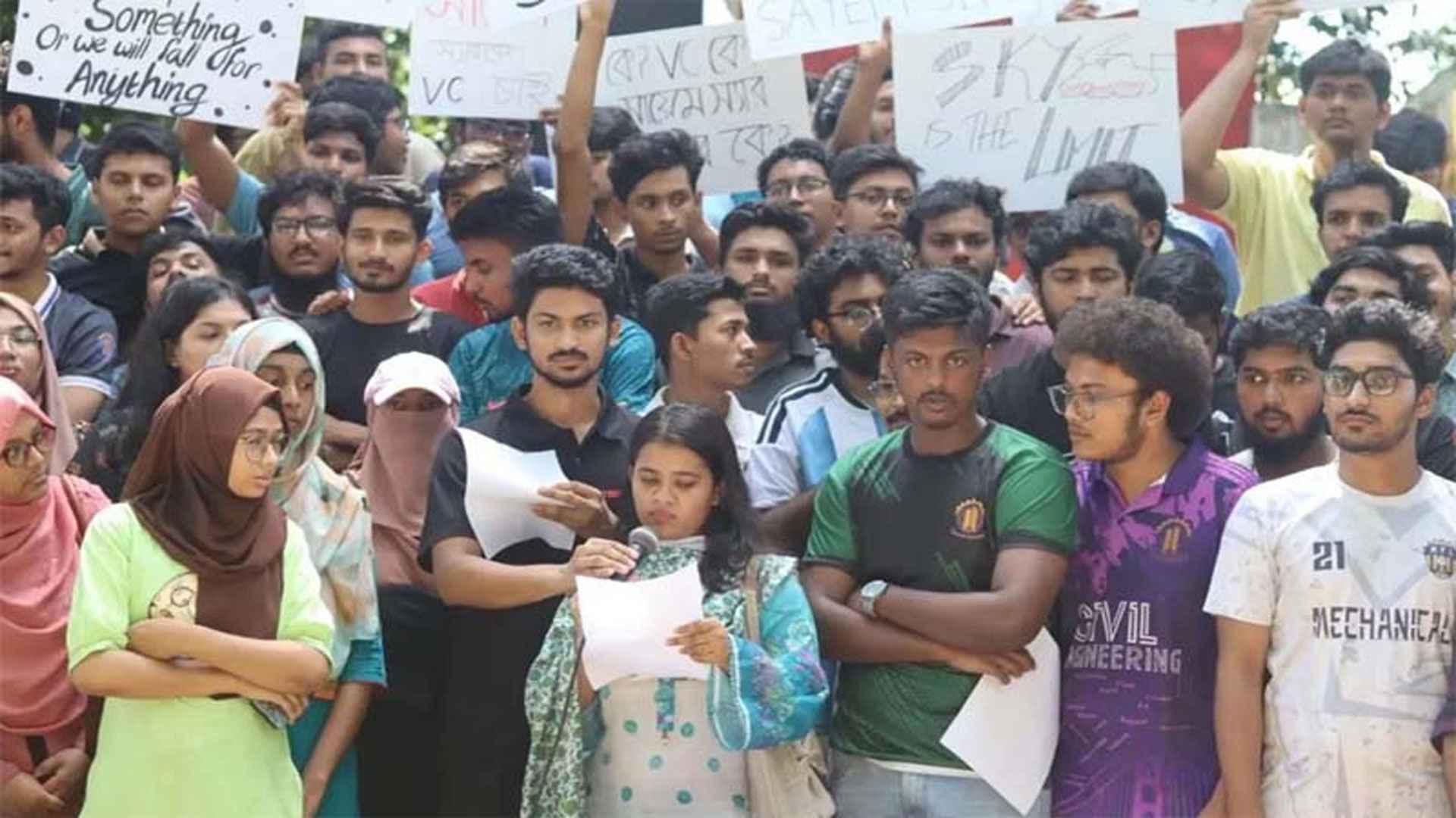 উপাচার্য পদে পুনর্বহালের দাবিতে ৩ দিন ধরে অচল চুয়েট