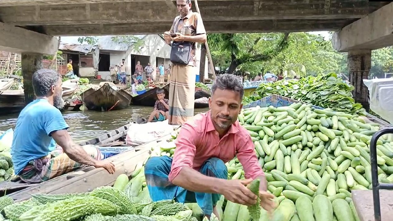 Centuries_old_boat_based_vegetable_market_in_Bagerhat