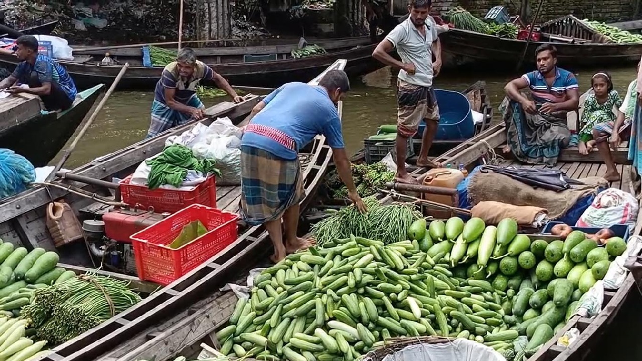 Centuries_old_boat_based_vegetable_market_in_Bagerhat_2