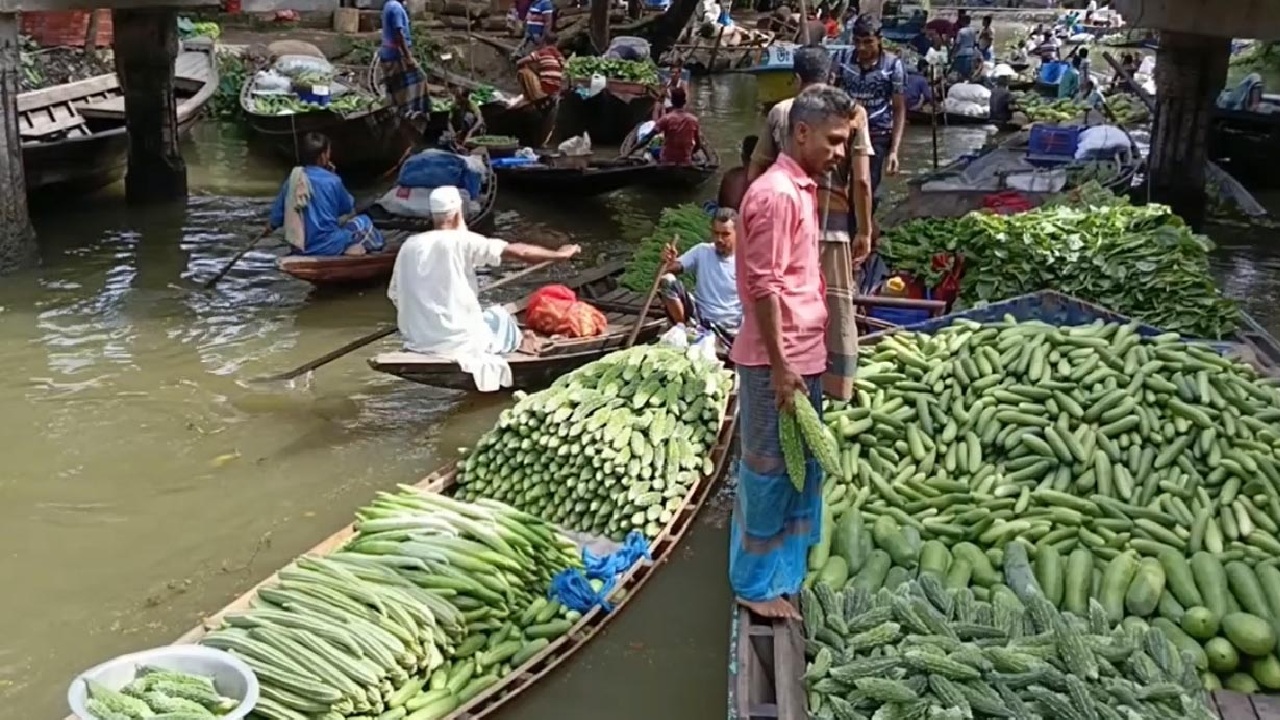 Centuries_old_boat_based_vegetable_market_in_Bagerhat_3