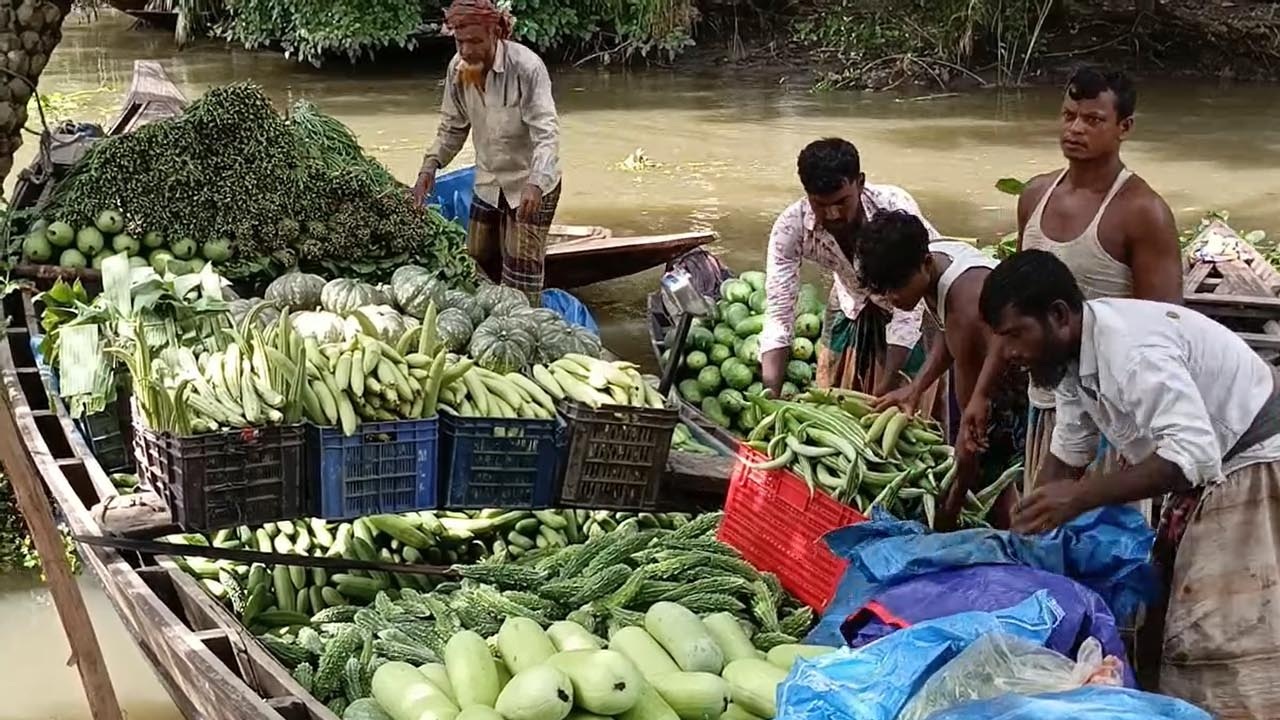 Centuries_old_boat_based_vegetable_market_in_Bagerhat_4
