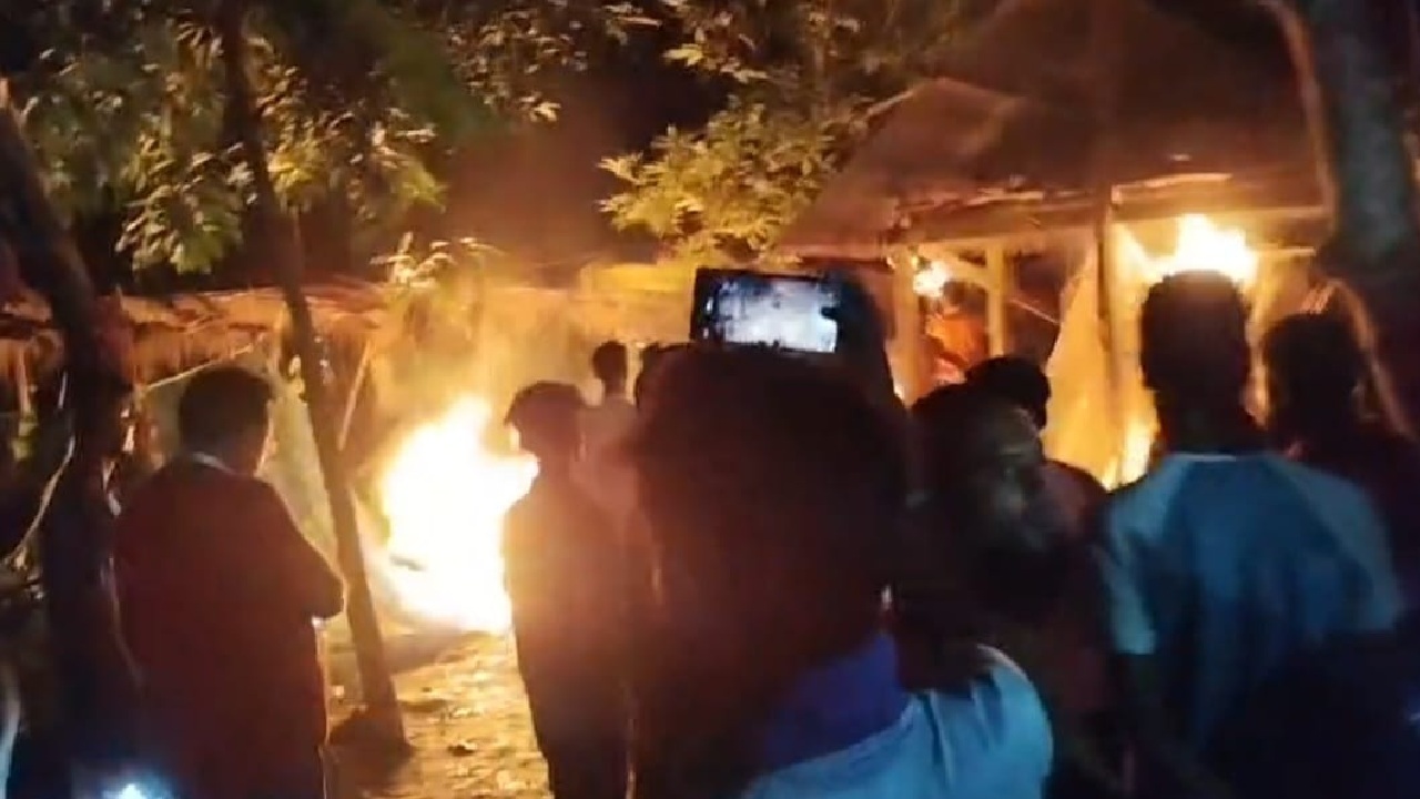 বাগেরহাটের মোল্লাহাটে শিশু মুসলিমার মরদেহ উদ্ধারে জাহাঙ্গীর নামে ব্যক্তির বাড়িতে বিক্ষুব্ধ জনতা ভাঙচুর ও অগ্নিসংযোগ
