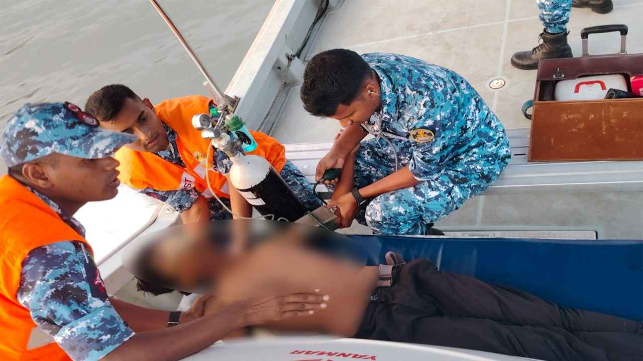 ১৬১১১ এ কল: লঞ্চে গুরুতর অসুস্থ যাত্রীকে চিকিৎসা দিল কোস্ট গার্ড