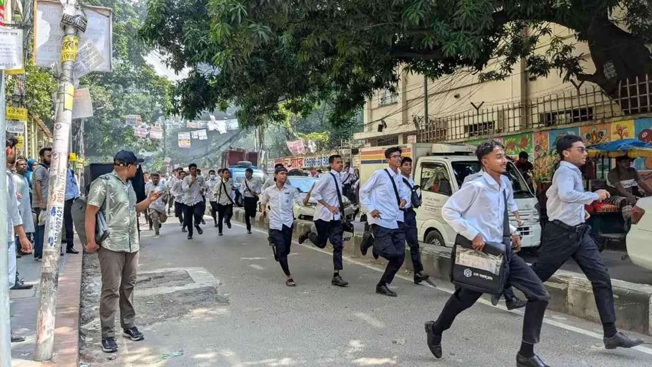‘শান্তিচুক্তি’ ভুলে ফের সংঘর্ষে ঢাকা ও আইডিয়াল কলেজের শিক্ষার্থীরা