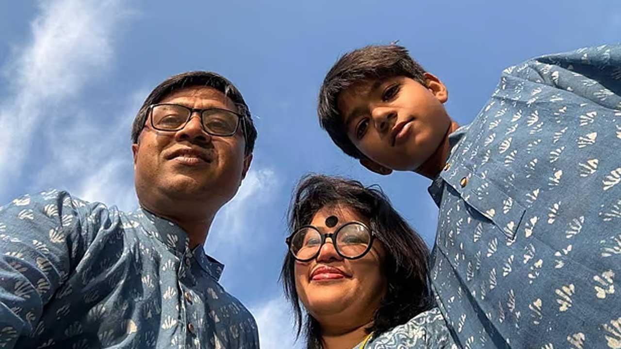 মা-বাবার সঙ্গে অপ্রতীম। ছবি: সংগৃহীত