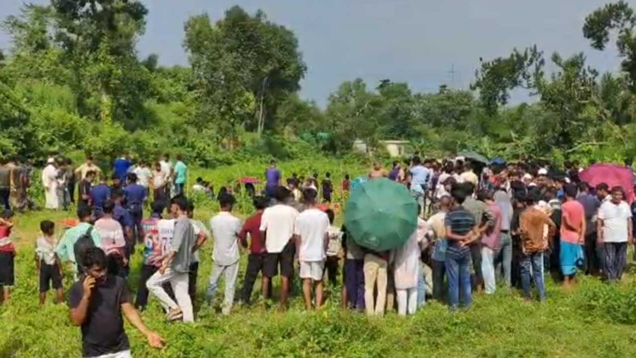 স্থানীয়রা মরদেহ দেখে পুলিশকে খবর দেয়। ছবি: সংগৃহীত