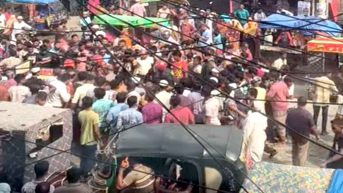 স্বামী-সন্তানদের চোখের সামনেই ট্রাকচাপায় প্রাণ গেল গৃহবধূর