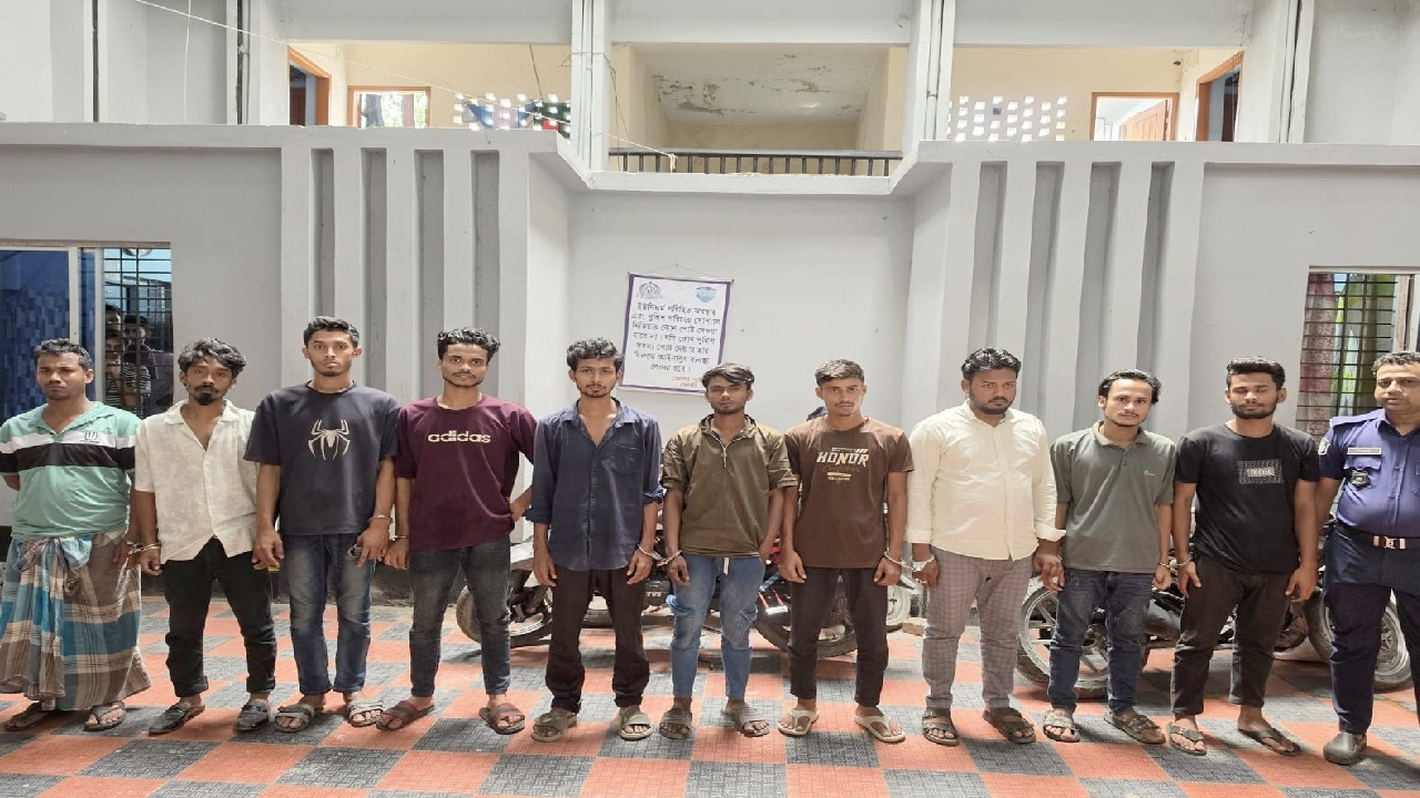 Drug_dealers_arrested_during_police_raid_in_Feni_1
