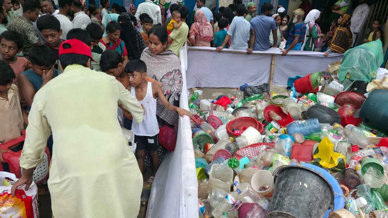 প্লাস্টিক জমা দিয়ে নিত্যপণ্য নিলেন কামরাঙ্গীরচরের হাজারো মানুষ