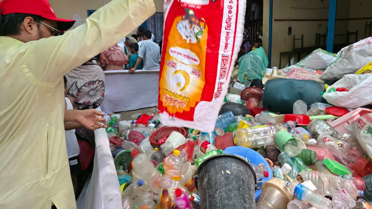 Everyday_items_found_in_plastic_waste_in_Kamrangirchar_2