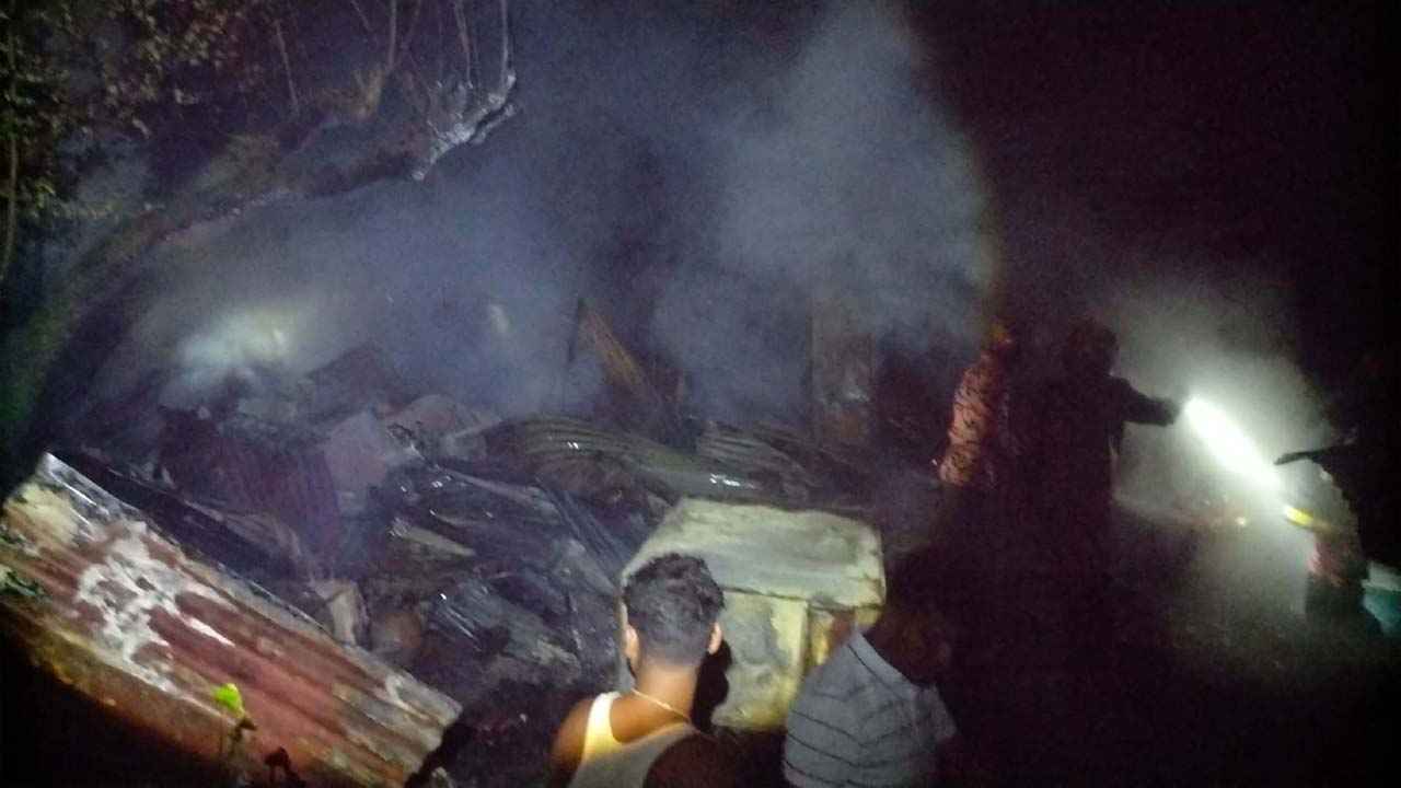মিরসরাইয়ে আগুনে পুড়ল তিন ভাইয়ের বসতঘর, ক্ষতি ১৫ লাখ টাকা