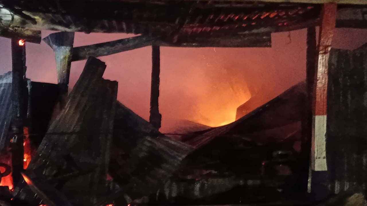 জাজিরায় আগুনে পুড়ল তিন দোকান, ক্ষতি ২০ লাখ টাকা