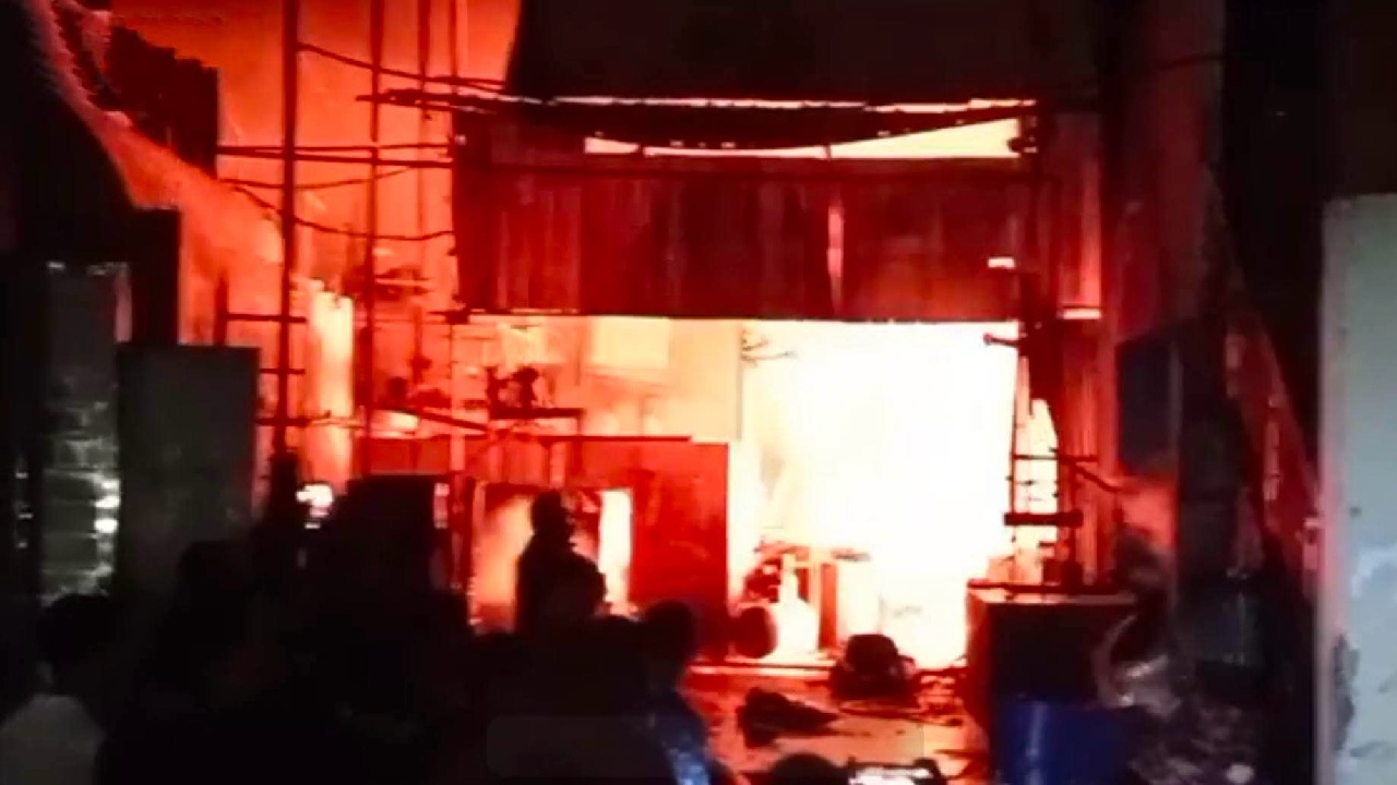 চট্টগ্রামের মিরসরাইয়ে ‘নাছির কারখানা’ নামক একটি কেমিক্যাল কারখানার আগুন