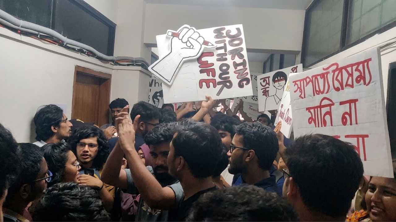 শিক্ষক সংকট নিরসনের দাবিতে উপাচার্যের কার্যালয়ে তালা, অবরুদ্ধ উপাচার্য